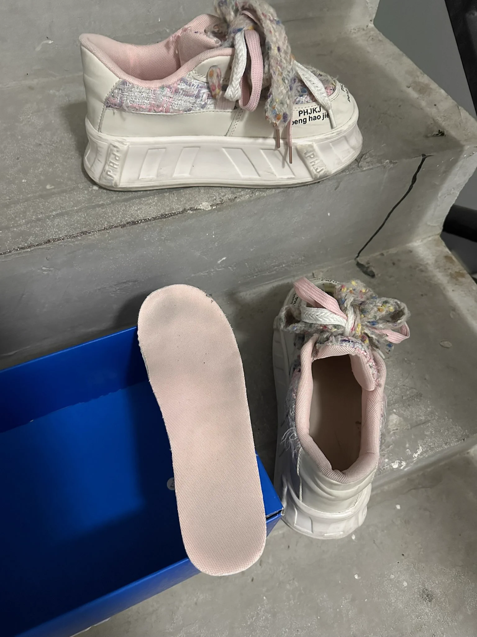 高中小妹妹回访。 虽然你把鞋放到鞋盒里了，但还是逃不过被射的命运。穿到发黑的鞋垫完全和你少女的外表形成反差， 再穿出去时，要多走些路，好好把石楠花味浸入脚丫 #原味 #扫楼打胶 #恋物癖 https://t.co/flPW3577ba