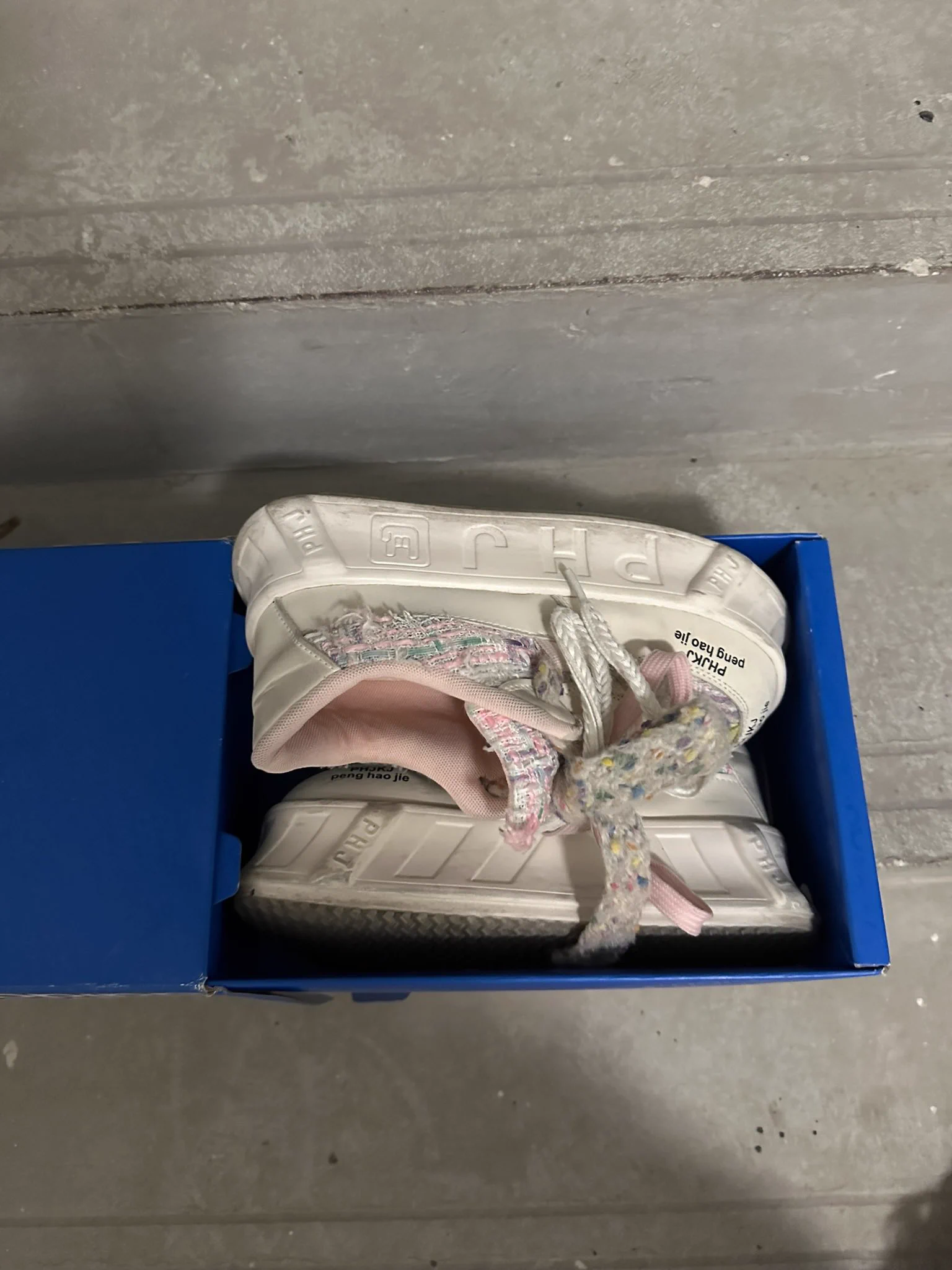 高中小妹妹回访。 虽然你把鞋放到鞋盒里了，但还是逃不过被射的命运。穿到发黑的鞋垫完全和你少女的外表形成反差， 再穿出去时，要多走些路，好好把石楠花味浸入脚丫 #原味 #扫楼打胶 #恋物癖 https://t.co/flPW3577ba