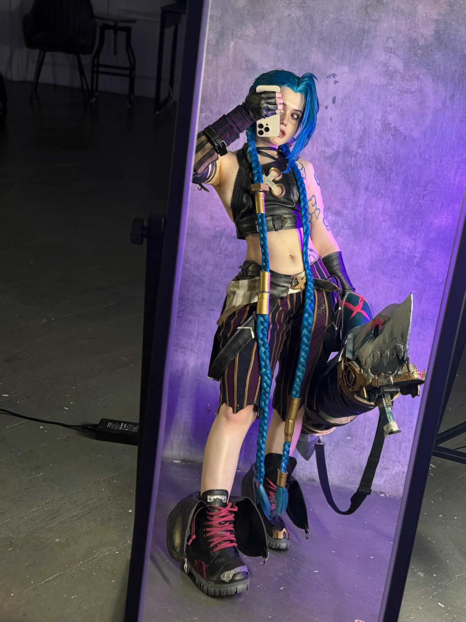 Just a Jinx mirror selfie 🔫🧨💙 #Jinx #Arcane https://t.co/EANFufmYZy