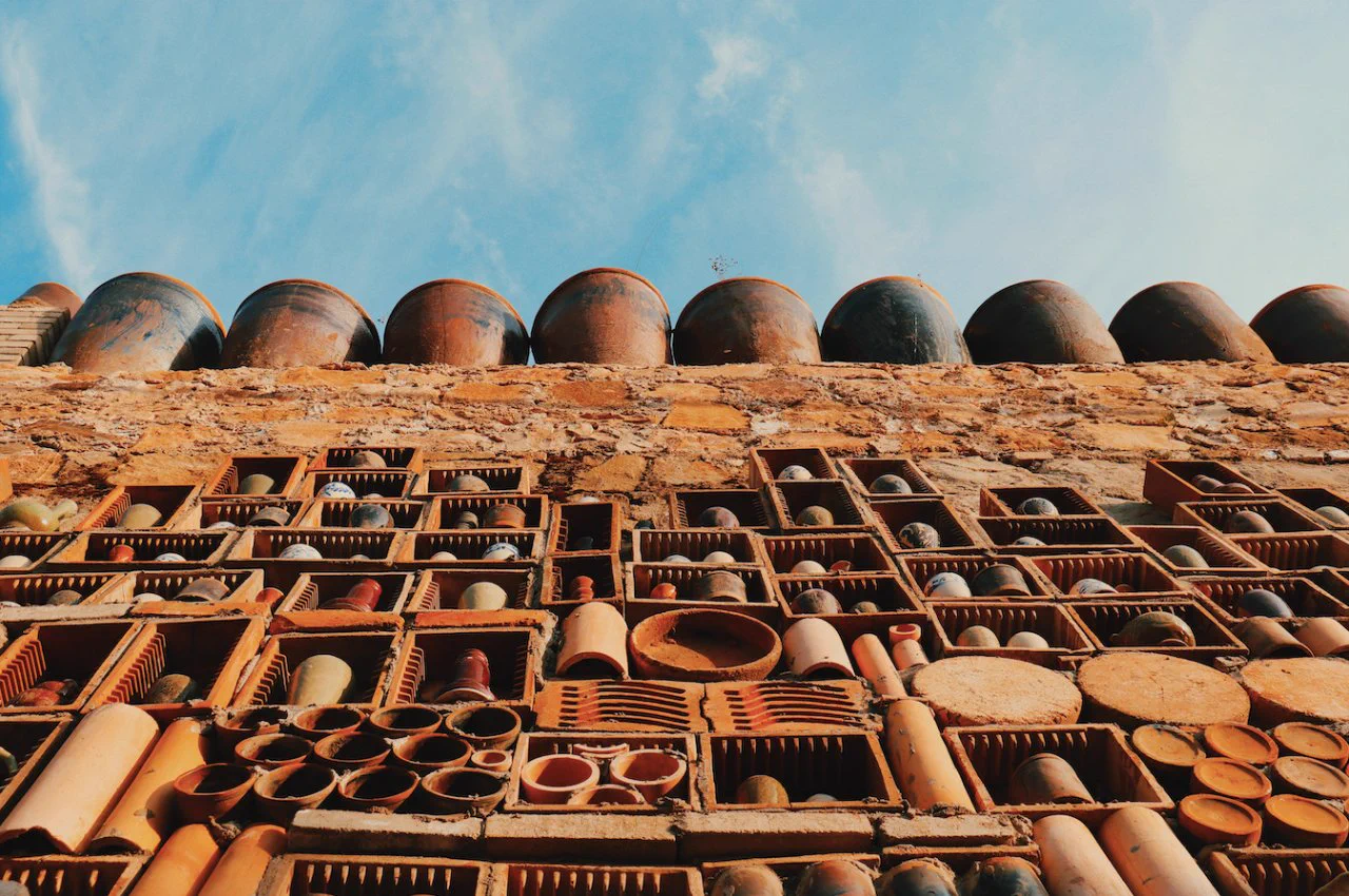 🎨Wander down porcelain-paved roads, and gaze at walls adorned with ceramic jars, history is waiting to surprise you at Chenlu Ancient Town of Tongchuan, Shaanxi! #VisitShaanxi #InsideShaanxi #CultureShaanxiWechat@给面小站 https://t.co/QEflk1hswC