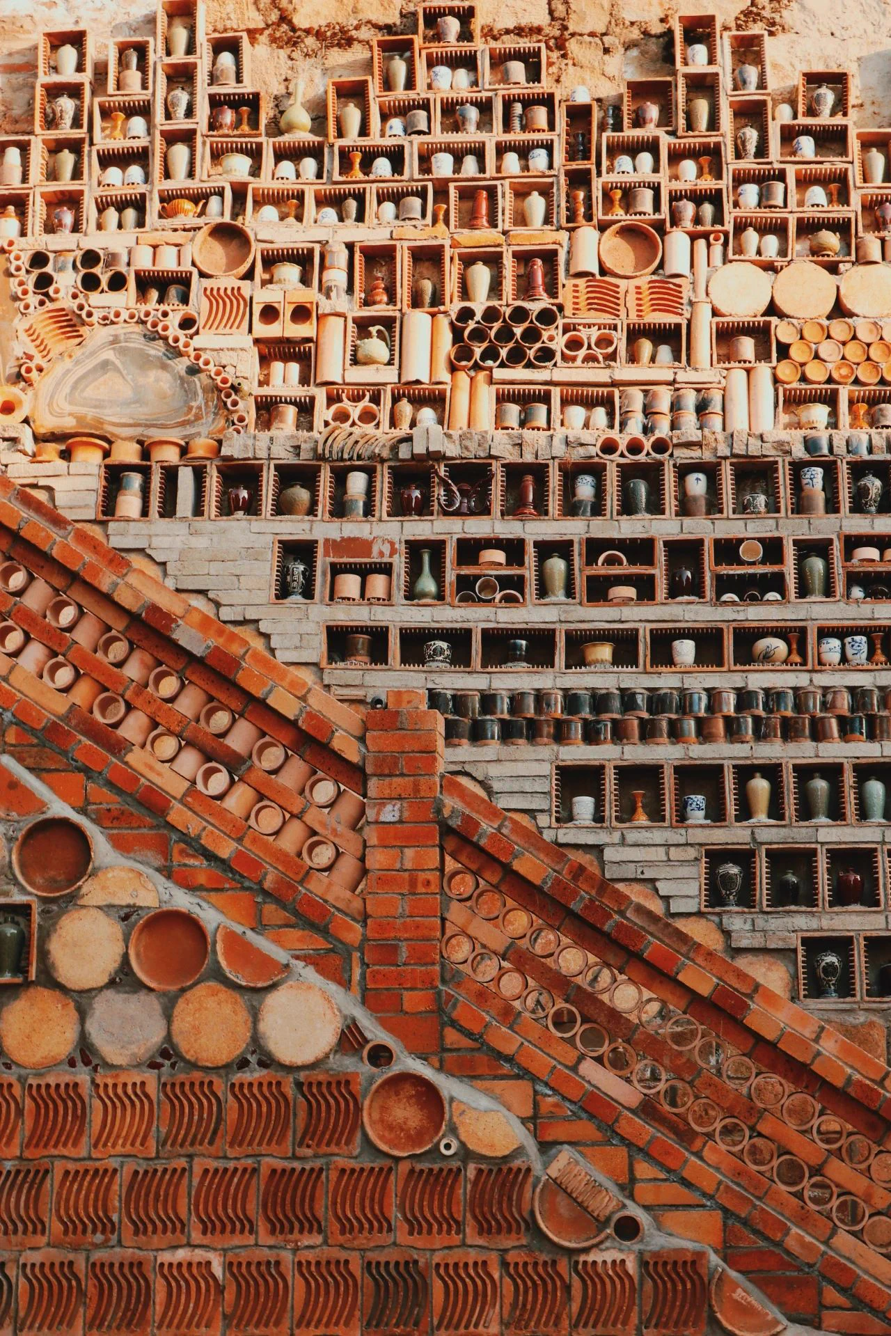 🎨Wander down porcelain-paved roads, and gaze at walls adorned with ceramic jars, history is waiting to surprise you at Chenlu Ancient Town of Tongchuan, Shaanxi! #VisitShaanxi #InsideShaanxi #CultureShaanxiWechat@给面小站 https://t.co/QEflk1hswC