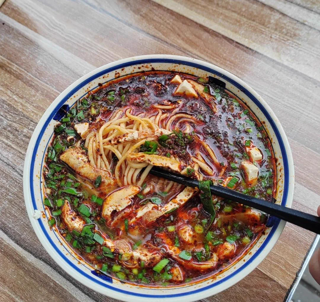 Good mornings begin with a bowl of Xiantang Mian(Pickled Broth Noodles) from Yaozhou County, Tongchuan, Shaanxi!🍜 Red chili oil &amp;fresh green chives &amp; silky tofu, that’ll all keep you craving more! ��  #VisitShaanxi #InsideShaanxi #TasteShaanxixhs@朝東陽台 https://t.co/pZAlIfUlDP