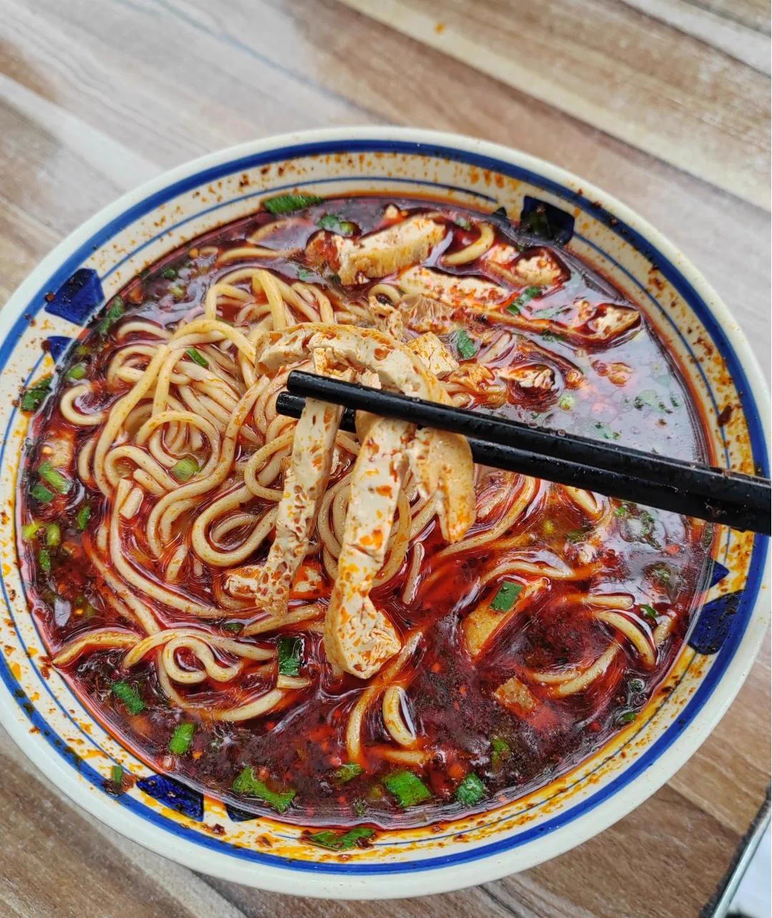 Good mornings begin with a bowl of Xiantang Mian(Pickled Broth Noodles) from Yaozhou County, Tongchuan, Shaanxi!🍜 Red chili oil &amp;fresh green chives &amp; silky tofu, that’ll all keep you craving more! ��  #VisitShaanxi #InsideShaanxi #TasteShaanxixhs@朝東陽台 https://t.co/pZAlIfUlDP