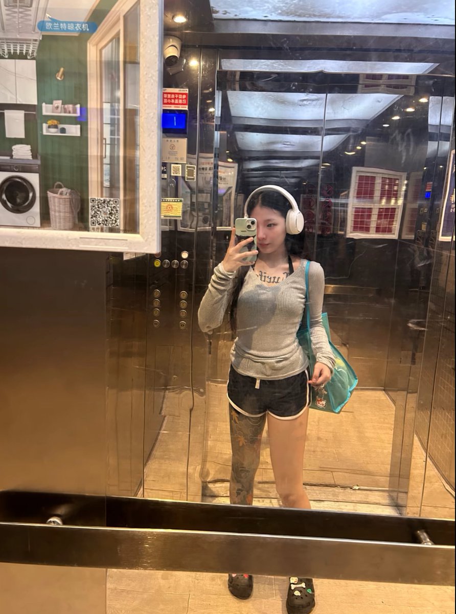 脚好红😭

电报群：https://t.co/XxyNrg2COk

#精神小妹 #无脑上供  #冤种  #舔狗  #洗脑 #奴下奴 #白给 #红框挑战 #男M任务 https://t.co/rYDrL22um4