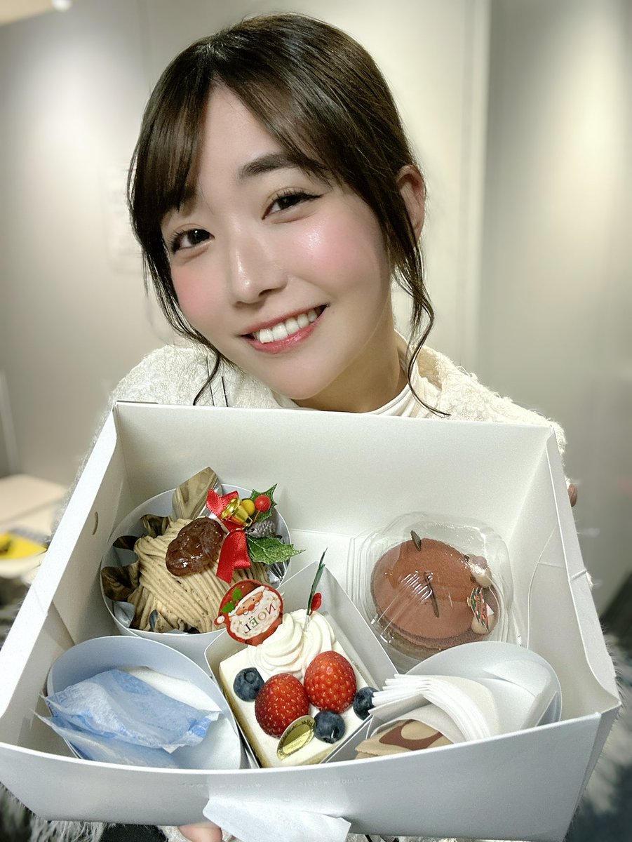 @メンバー各位 

ホントの勝者はだれか？？？？

そう、ダイナマイトさんが本編でくれるはずだったけど忘れてたケーキを最後まで残ってて全部総取りできた俺だッ！！

😏へへへ https://t.co/m4tcYIefCE