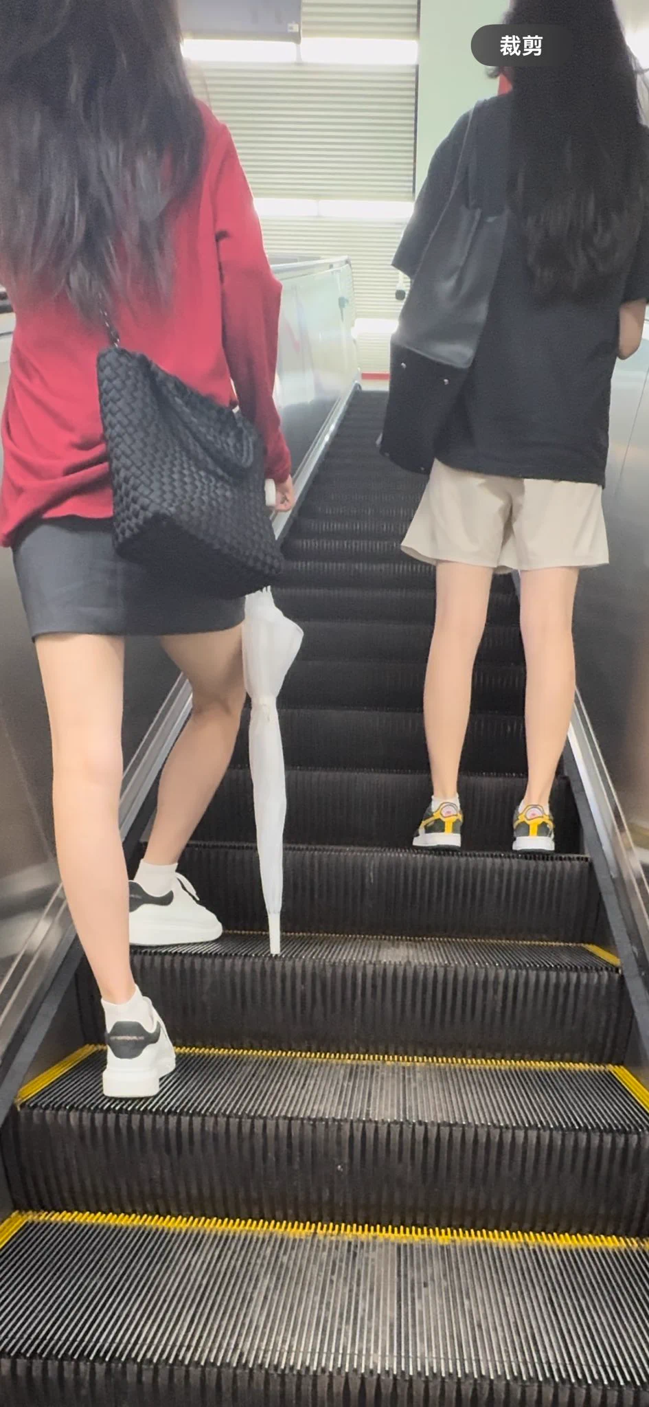 【街头白袜】真的太想念夏天了，这两个女孩互不相识。只是在地铁口碰到，在纠结要哪双白袜时。我选了左边的女孩，（听右边的女孩电话是去找亲戚家）一走路跟着到她的公司也没抓到机会出手。等转身再去找右面这个女孩时发现已经不在了。要袜一定要抓住机会。可能只是一秒错过，以后再也碰不到她们了🥹💦 https://t.co/fTGnocKsYR