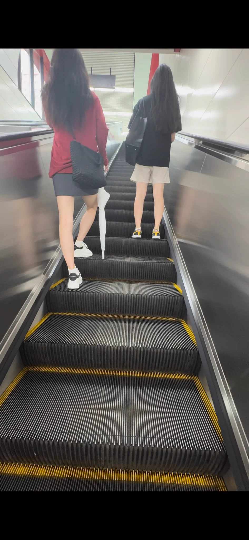 【街头白袜】真的太想念夏天了，这两个女孩互不相识。只是在地铁口碰到，在纠结要哪双白袜时。我选了左边的女孩，（听右边的女孩电话是去找亲戚家）一走路跟着到她的公司也没抓到机会出手。等转身再去找右面这个女孩时发现已经不在了。要袜一定要抓住机会。可能只是一秒错过，以后再也碰不到她们了🥹💦 https://t.co/fTGnocKsYR