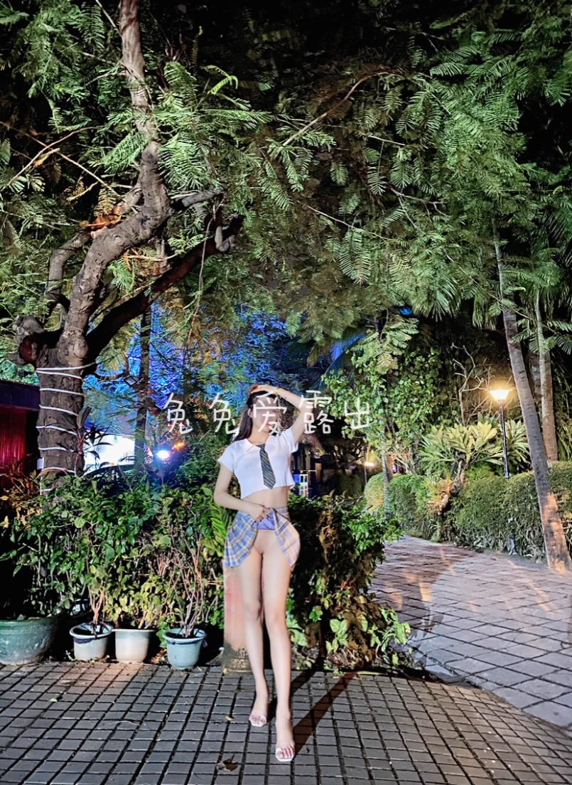 穿着jk不穿内衣内裤在外面溜溜，顺便漏出一下，这要是被人看到了会不会来偷偷摸摸我呢？其实我也幻想过被人偷偷摸一下有点期待呢 https://t.co/yxYLDua5pw