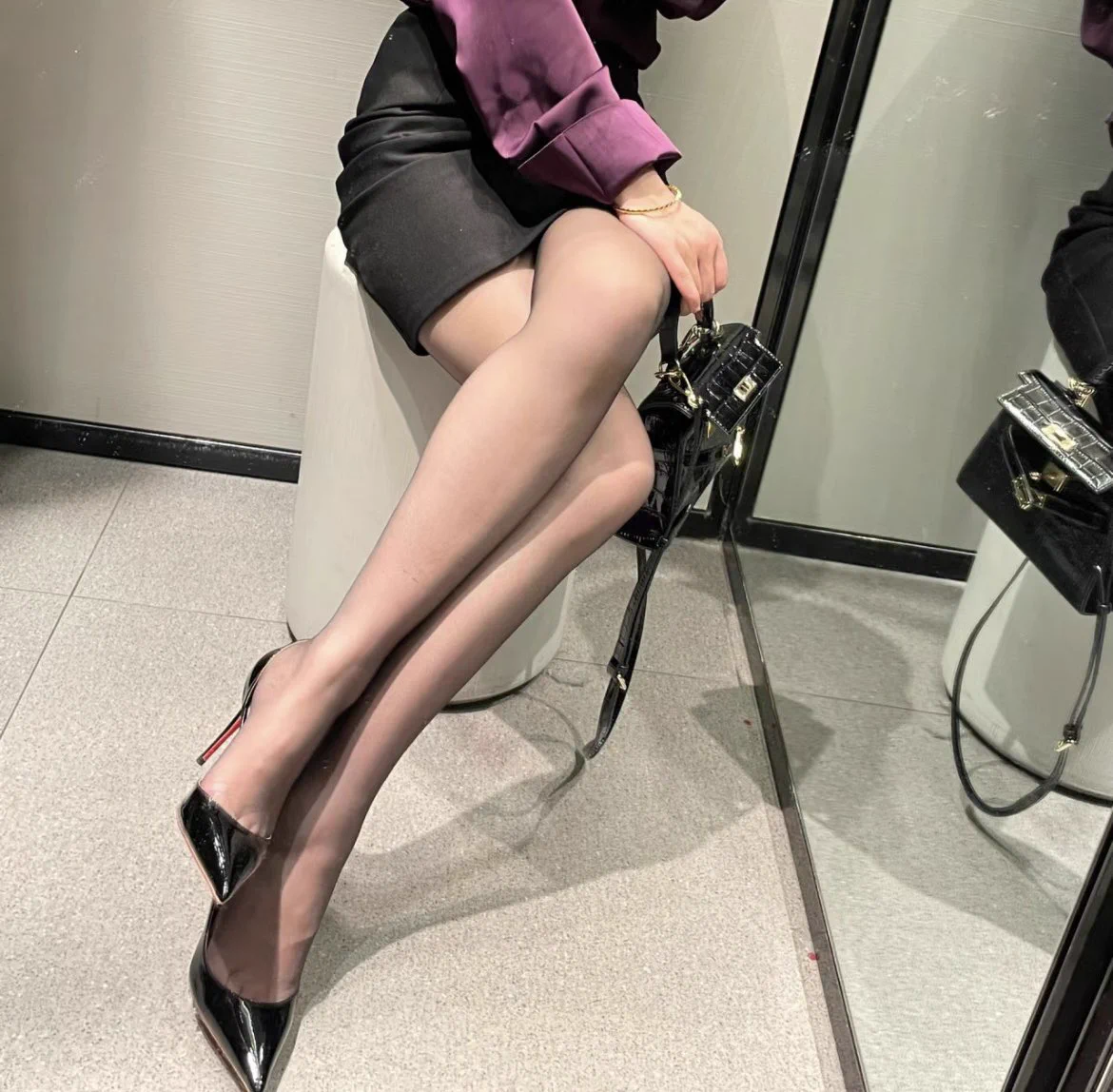 紫色红底，世间绝配👠👗 https://t.co/oiiLvFM3S3