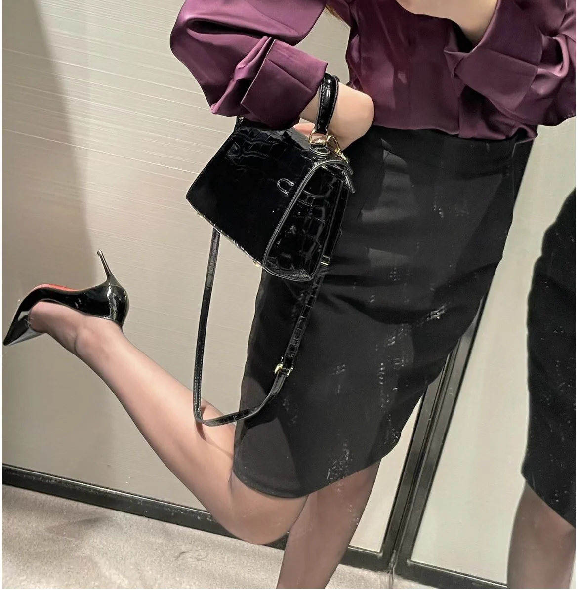 紫色红底，世间绝配👠👗 https://t.co/oiiLvFM3S3