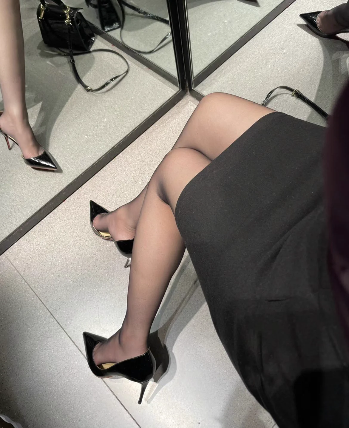 紫色红底，世间绝配👠👗 https://t.co/oiiLvFM3S3