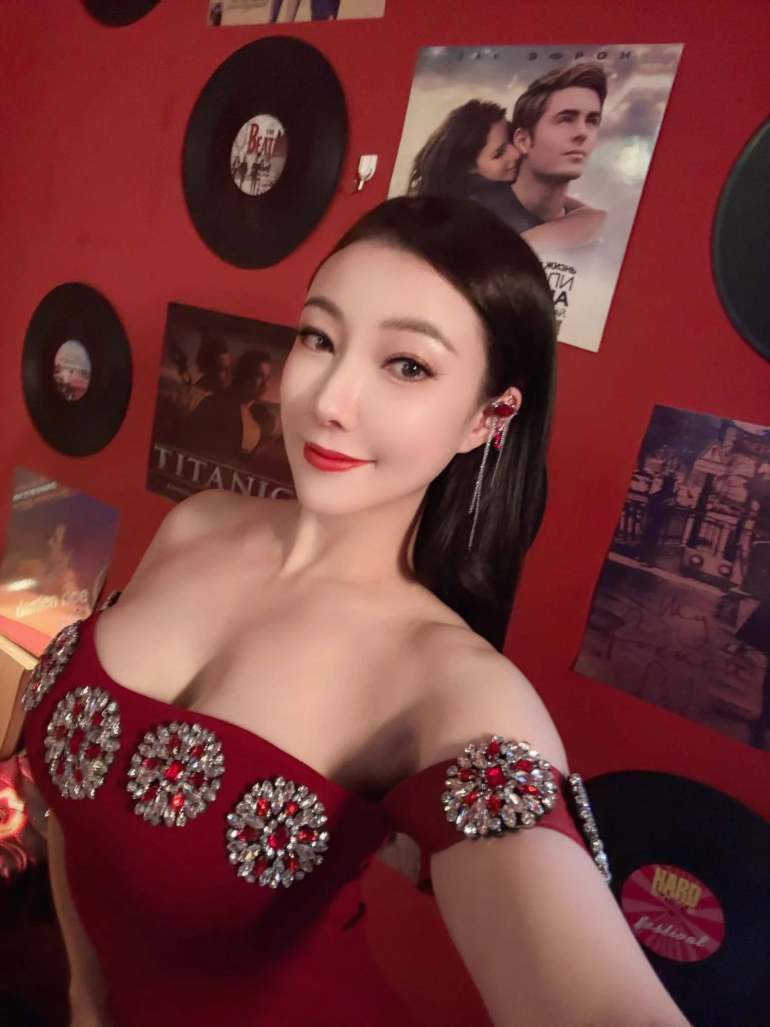又是一天拍摄结束，辛苦两位摄影老师，还有我的化妆师，努力的感觉又累又爽又开心🥳 https://t.co/5lh68T7RCa