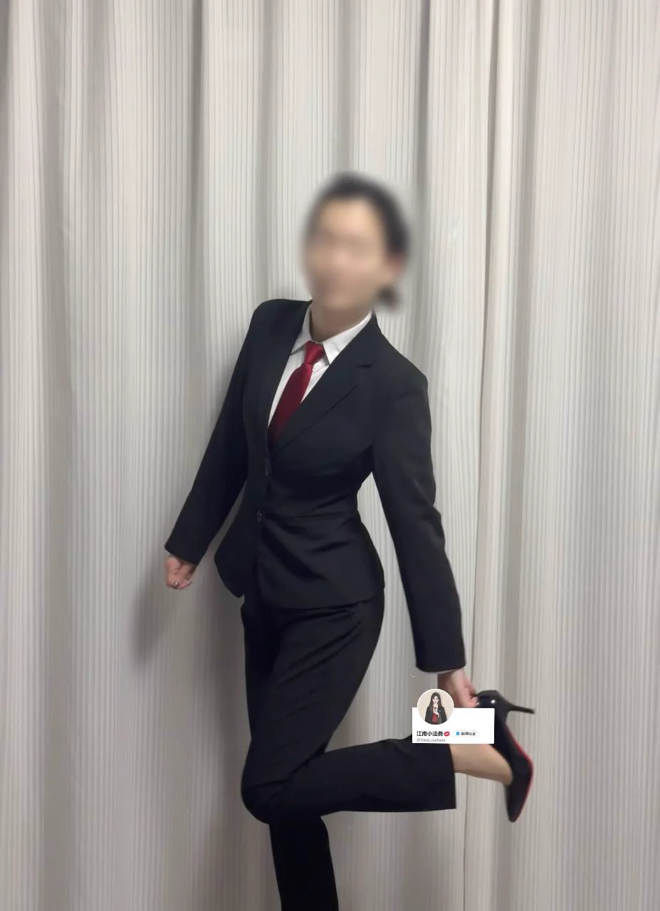 每天处理各种案件搞得自己焦头烂额，唯一能放松心情的就是上推和粉丝们聊聊天了最近工作压力好大，是不是应该约一个放松一下身心请礼貌私信dd我，不要上来就发你的鸡儿，真的很下头！ https://t.co/NxSzhuCPnq