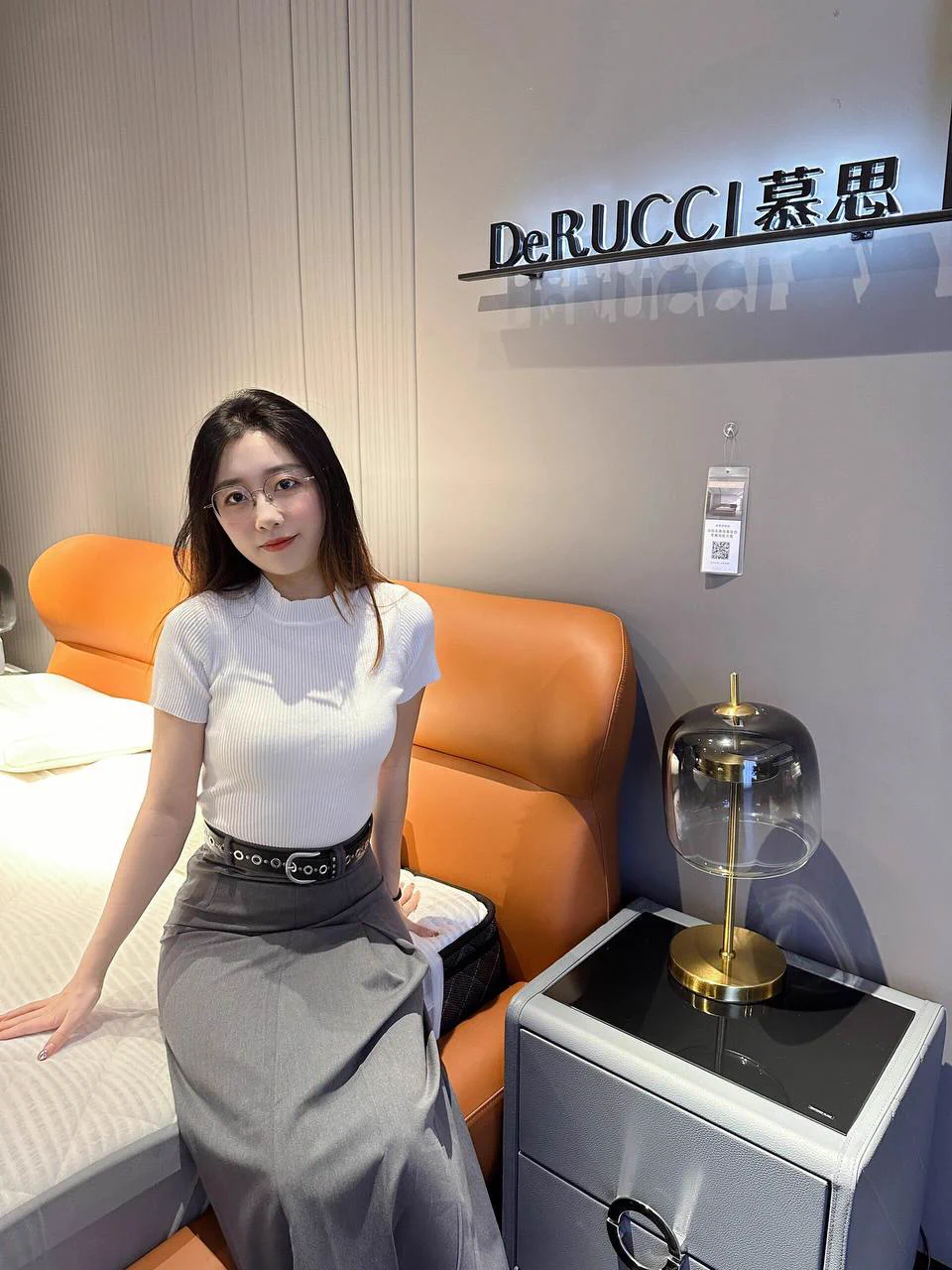 趁着午休的时间出来约见粉丝，弄到一半他老婆来电话了，把我一个人丢在酒店 。 附近有单男吗，想把火降一下 ... https://t.co/1pogLthRaY