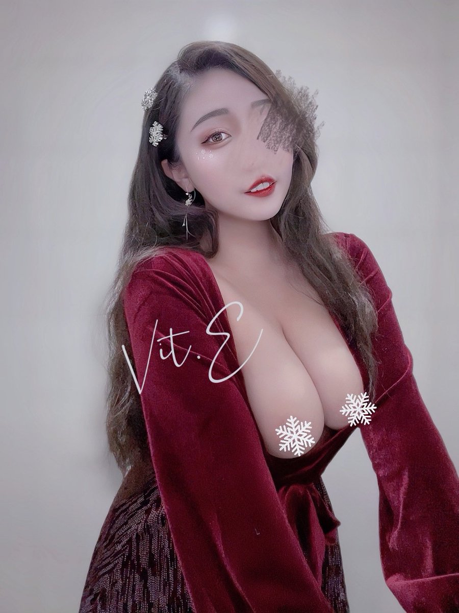 公司的第二場聖誕活動🎄

❄️雪花髮飾、雪花耳環、雪花貼紙
紅燦燦的洋裝、亮晶晶的裙擺
當選今年的party queen 👑

#辦公室 #聖誕節 

我絕對沒有在投票的時候對大家微笑
『那個…我是FAE 的主管喔...』

(　ﾟᵕﾟ) https://t.co/cbZ8wGaR8Z