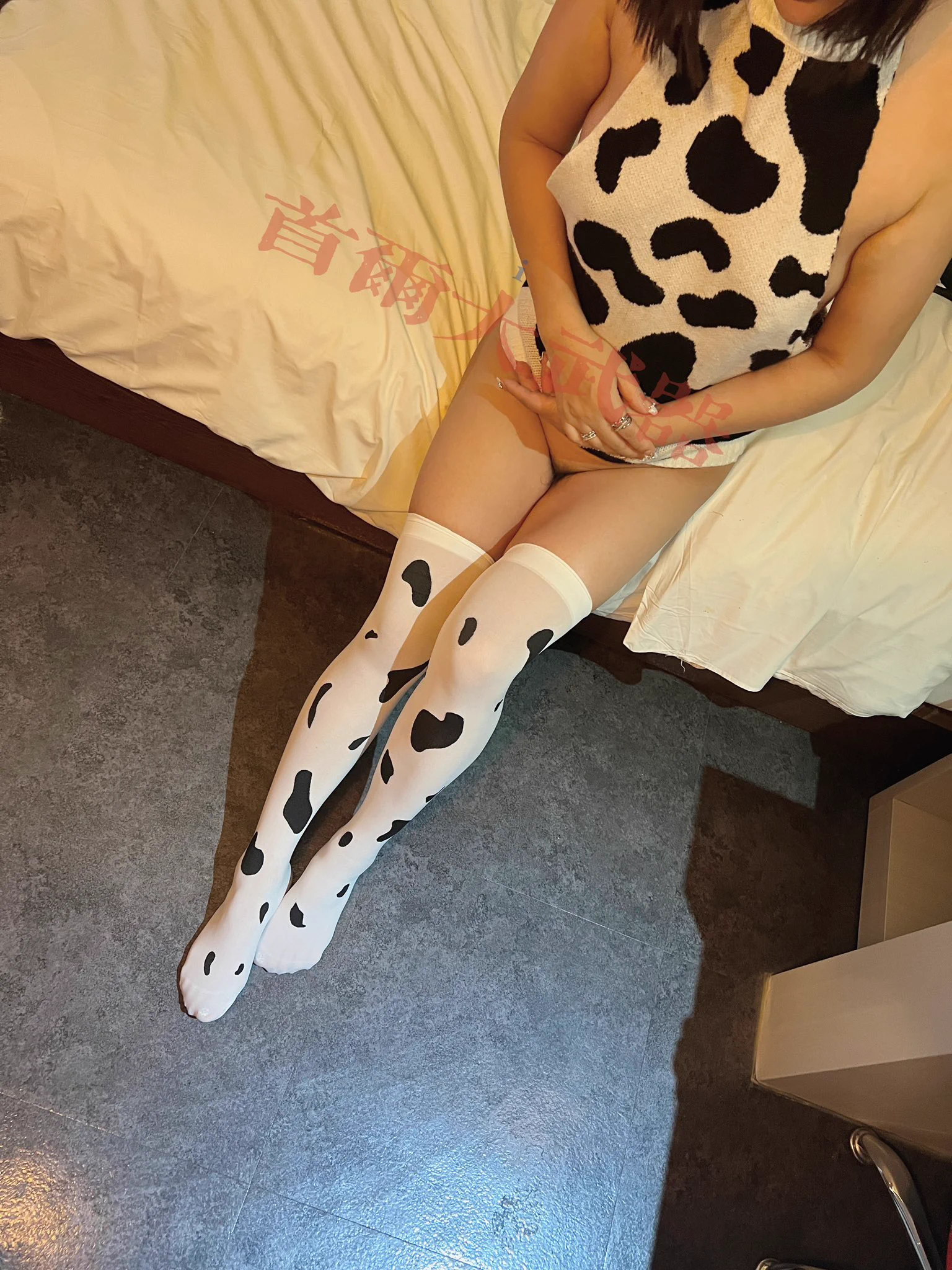 操喷之后
算是给她醒酒了
这才乖乖配合
让她换上了奶牛装
感觉不是很搭呢
果然还是十年、23岁那种 嫩逼
穿这个才好看 https://t.co/xwAfEd2ekR