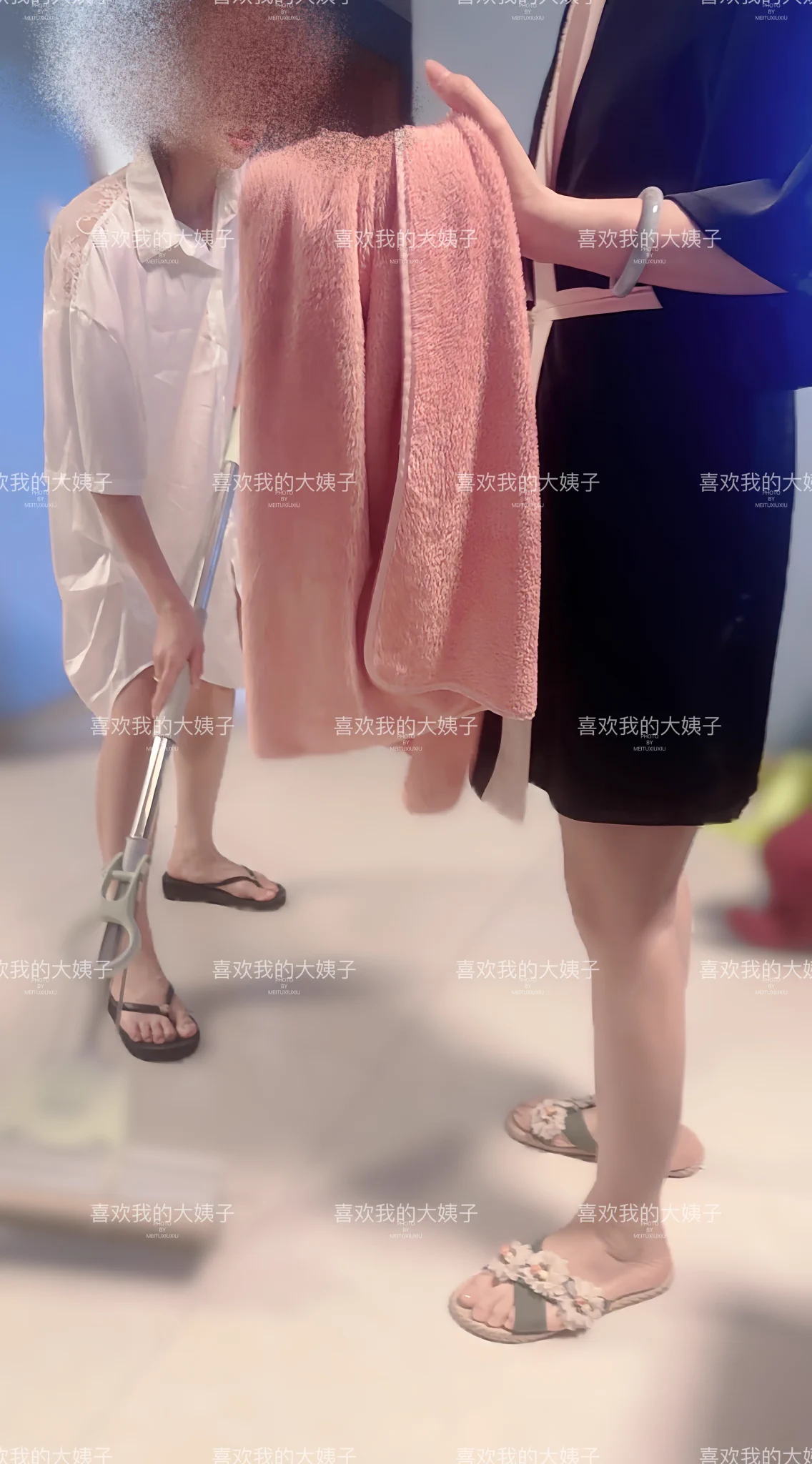 大姐6老婆洗了澡在拖地呢，大姐准备洗澡去然后大姐说，昨晚给你按的舒服吗，老婆说舒服，大姐说现在很多女人都做私处保养，对，你们没有看错，从大姐嘴巴里面说的私处保养，然后老婆问怎么做的，大姐说，过几天给你做一个，老婆问你会吗，大姐说店里老师给讲过，拿你实验一下大姐真配合我 https://t.co/hJgT9Gr3oB