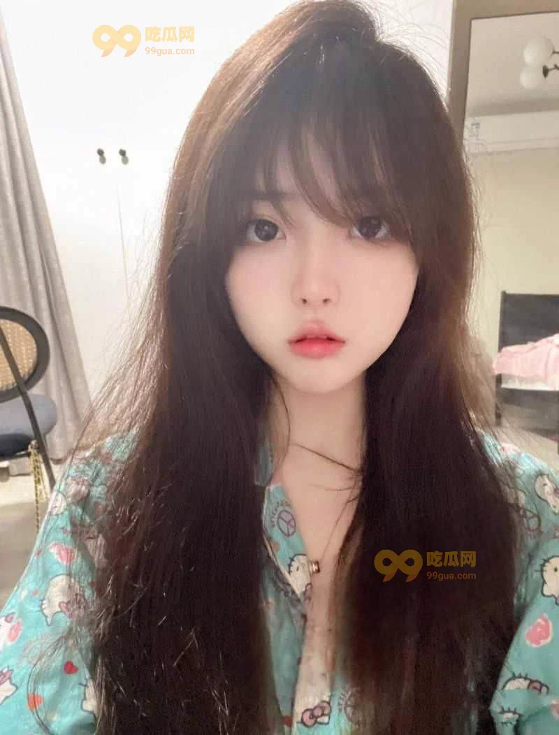 🍉#99吃瓜 #今日吃瓜 #反差女友 “音乐学院网红李梓娜，粉嫩小花有大哥呵护” 郑州大学音乐学院的李梓娜是一位在抖音上拥有50万粉丝的校园网红，专业是音乐，听说是余音绕梁，回味无穷。也难怪有大哥呵护。跟大哥夜夜笙歌，跟平时判若两人啊！不看可惜！😎完整资源👉https://t.co/F8tcw43F9T https://t.co/ycqPRJD1tQ