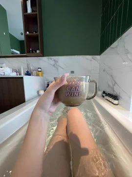 设想一下你和我一起泡浴，这样的浴缸你能用几种姿势来干我，用什么姿势才最舒服呢？这是真实的问卷调查，不许吹牛? 私信告诉我你的年龄坐标 最近翘腿的毛病犯了。 https://t.co/hMJSa4wq0T