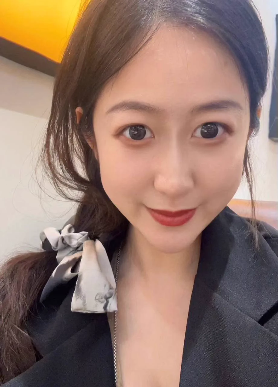 下班开始自己的自嗨时间，选几件合适的情趣内衣为跨年炮做准备～我更喜欢被后入的感觉，插得更深，爱的更真，伴随着他的节奏发出淫叫，害羞又不能自拔…有没有尺寸大一点的单男呢？我想体验被扩张的感觉～ https://t.co/3vFl3FHrjR
