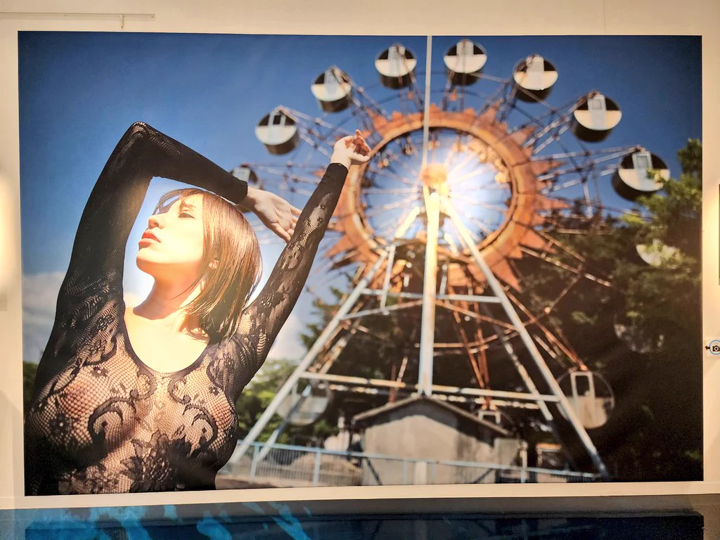 写真展8日目今日もハッピーつばさ舞です（裏声）本日紹介するオススメの写真はこちらの写真になります。観覧車のようにエイトマンの動かしてくれる舞ちゃんの写真。レトロな感じと景色が良い感じにあって素敵です！舞ちゃんは空が似合う…！※一昨日、私がいない時写真紹介しといてって頼まれた https://t.co/TGujW4pPXZ