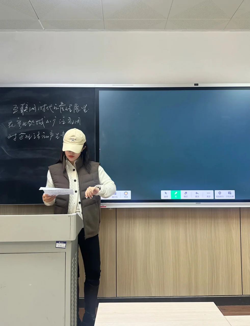 下课时间，我在和学生们进行互动，学生们纷纷围过来请教写作技巧和文学分析。我耐心解答，甚至分享自己当年的写作经历。看到学生们因为获得建议而眼睛发亮，我意识到，作为老师，不仅是传授知识，更是引导学生去发现自己的热情和潜力。 https://t.co/319TI0C5Pt