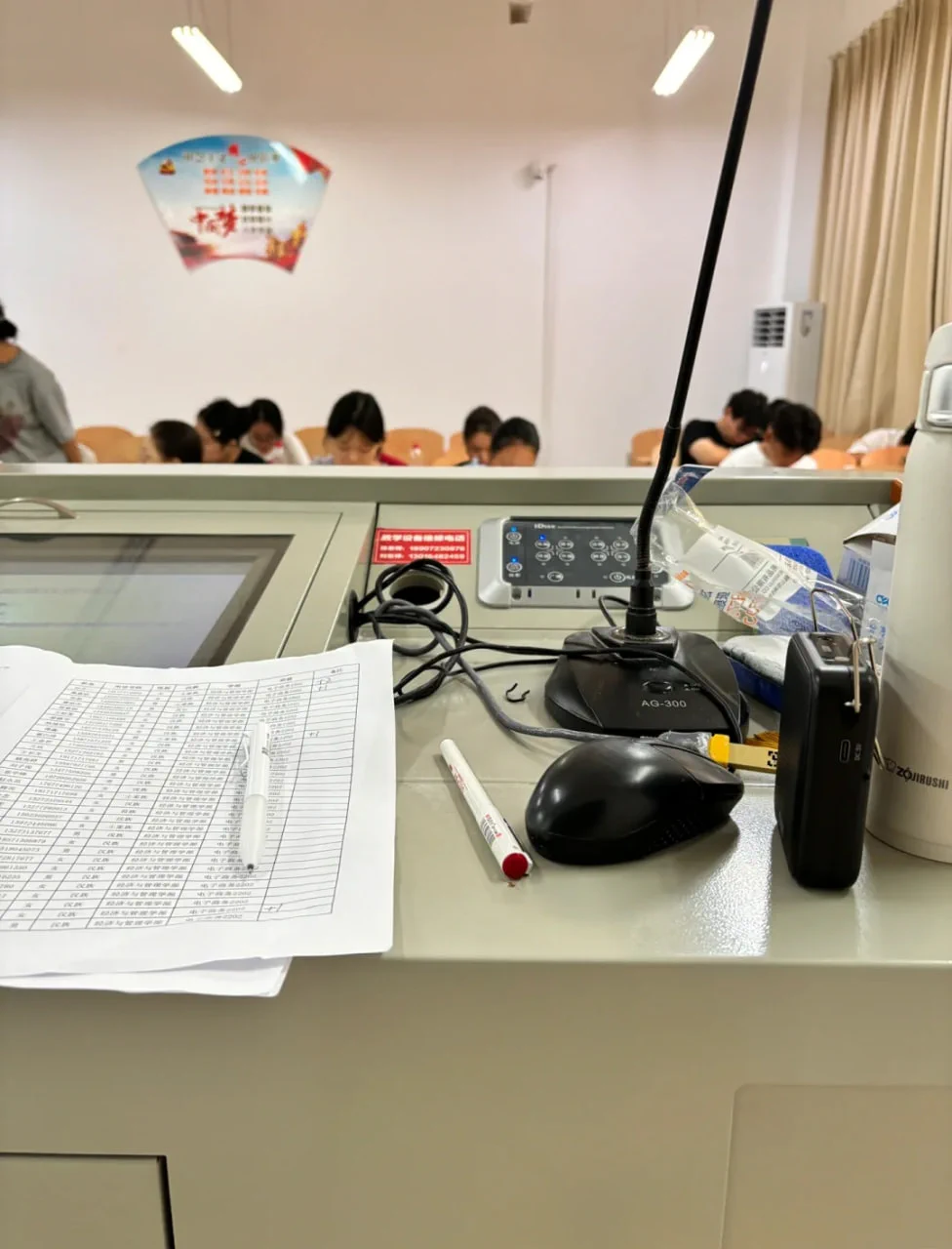 下课时间，我在和学生们进行互动，学生们纷纷围过来请教写作技巧和文学分析。我耐心解答，甚至分享自己当年的写作经历。看到学生们因为获得建议而眼睛发亮，我意识到，作为老师，不仅是传授知识，更是引导学生去发现自己的热情和潜力。 https://t.co/319TI0C5Pt