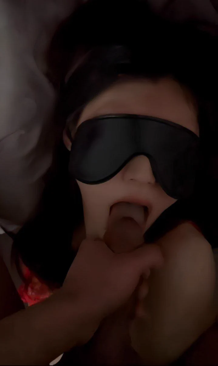 刚刚在楼梯口交了个朋友，口红都掉完了，补补口红，继续交下一个朋友 https://t.co/QYu4Iz0ANd