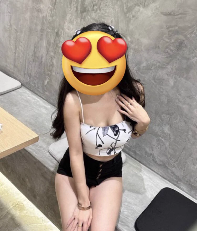 这几天不知道怎么会事，老是忍不住想自己扣🥲有没有哥哥来满足一下我今天是圣诞节 私信可约哦 https://t.co/MYHrbd9a3t