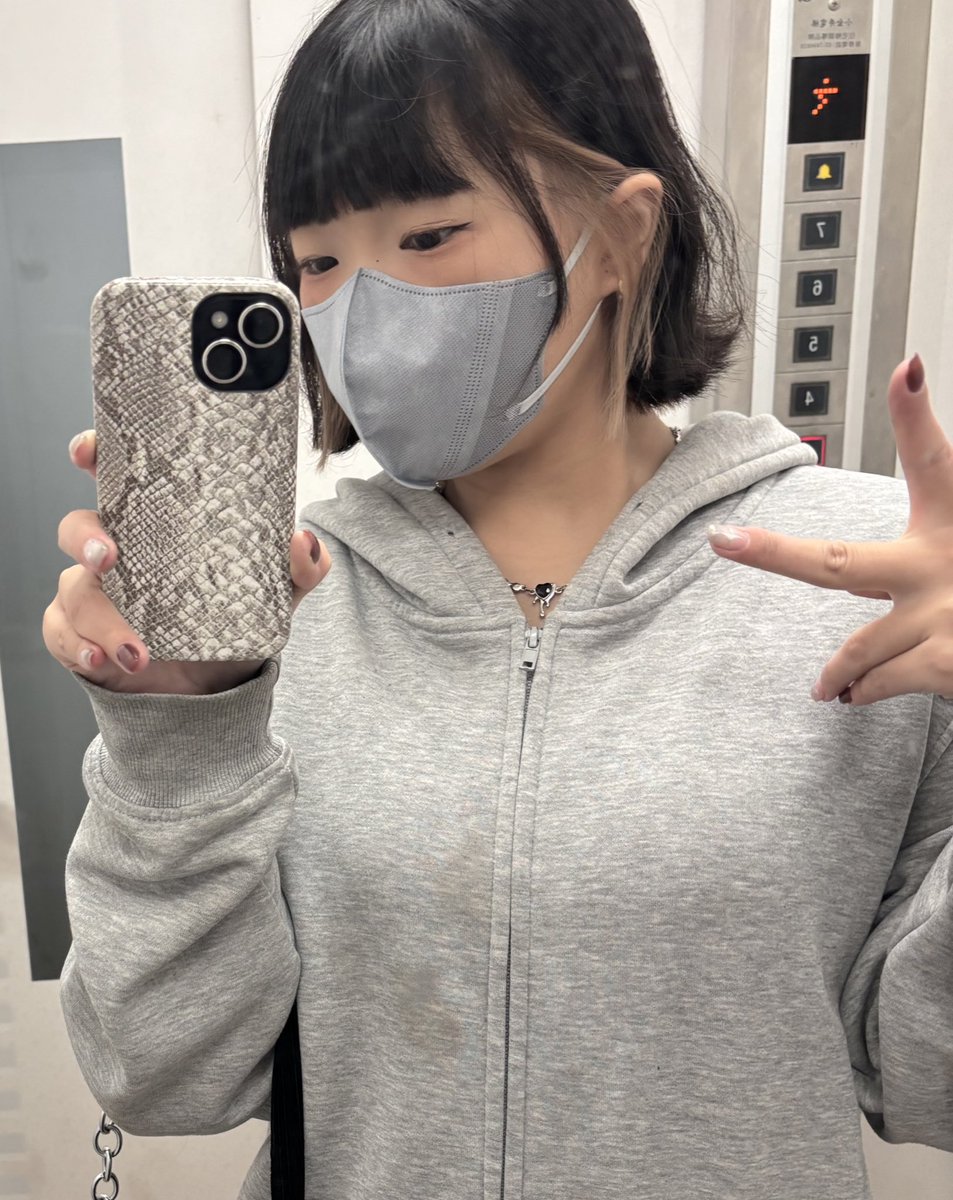 好久沒用推特
大會報告以下幾點📢

1.最近人生第一次染髮
（金色ㄉ 但只有裡面一半）
2.換ㄌ漂亮指甲 我跟美甲師一起討論出來ㄉ
（因為平常都跟美甲師說沒想法 他做就好）
3.今天聖誕節上班遲到ㄌ
（學姊對不起）
4.晚上找寶寶吃飯很開心
（而且店員阿姨出包 我們一起看客人生氣）

以上 報告完畢🫡 https://t.co/Pgcog867l6