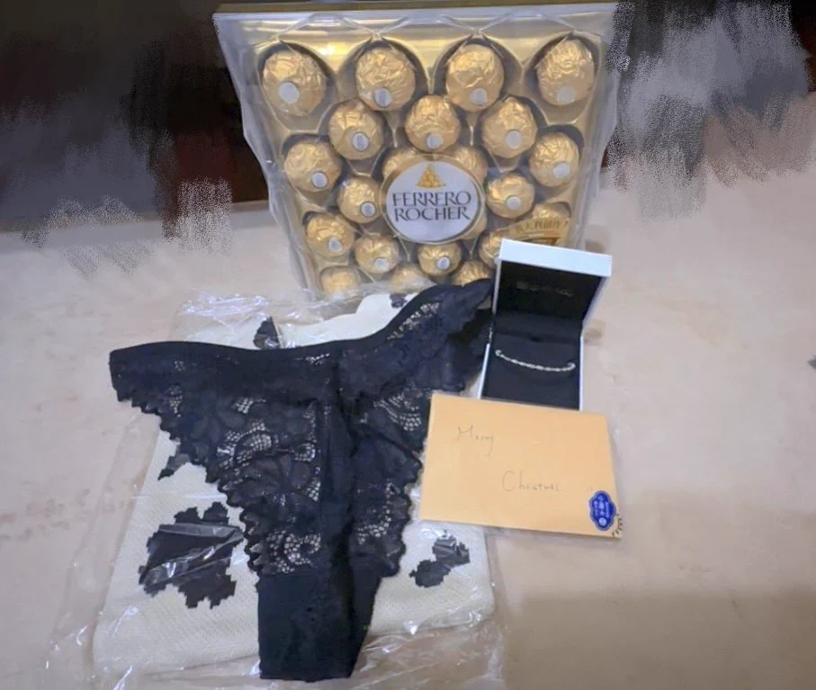 狗狗收到聖誕🎁🍫還有抱抱🥺香香的🤤XX謝謝～～工作辛苦了～～🥰閨蜜送狗狗手鍊😍還有丁字褲🤣她去買內衣看到丁字褲想到狗狗😅下次送情趣用品好了😆狗狗缺跳蛋🤣 https://t.co/Kkn3SicH2K
