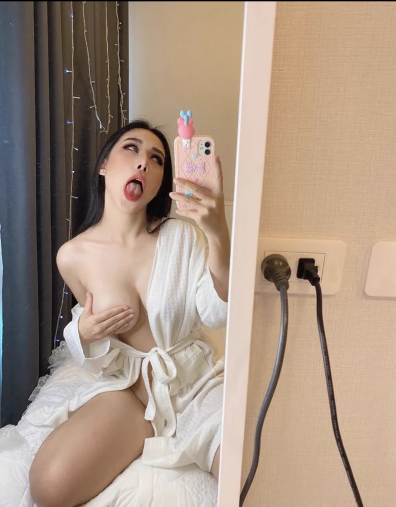 男生到底對 #啊嘿顏 有什麼好痴迷的…約了𝟏𝟎個 有𝟖個跟我說波波 你平常就很騷了可以不可以幫我吃吃的時候表演一下阿嘿顏啊.. 🧑🏻：快點啦 表演一下我看你推特平常都發一些很騷的影片 我覺得阿嘿顏配上妳很適合欸👩🏻：不是啊！為什麼你們粉絲最近約會都說表演一下啊嘿顏啊..🧑🏻：誰叫妳要在𝐈𝐆限動發自己阿嘿顏的影片不知道男生最喜歡 女生鬥雞眼吐舌頭往上看嗎👩🏻：這個到底是什麼奇怪的癖好…𝐎𝐒：都怕眼睛用不回來 你們還一直叫我用^ ^#原來你們男生都好這一口 #是不是可以在自介打阿嘿顏只是我的座右銘𝐈𝐧𝐬𝐭𝐚𝐠𝐫𝐚𝐦:𝟒_𝟐𝟐_𝐪