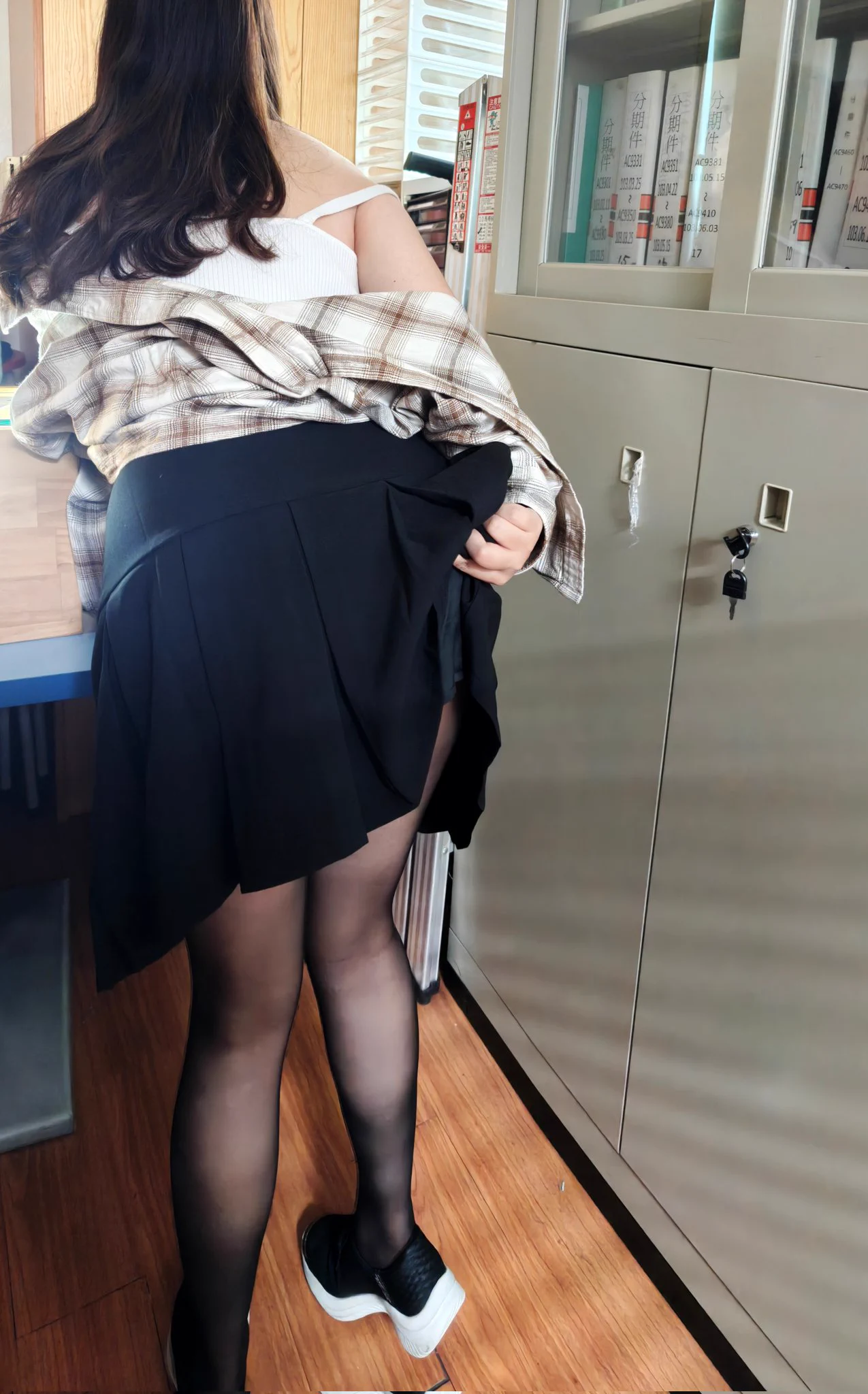 檔案室的秘密約會！🤫跟同事一起「處理」文件，過程刺激又害羞，心跳加速到不行！🙈 感覺像在演職場愛情劇一樣，好興奮啊！🥳 下次再來偷偷摸摸一下～😈 期待更多刺激的「檔案處理」！ https://t.co/7fL0q2qmhZ