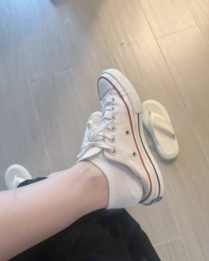我真的不懂白襪真的很吸引人咪？#白襪#經典converse#居然還穿得下😅😅 https://t.co/aP9dQn9yqq