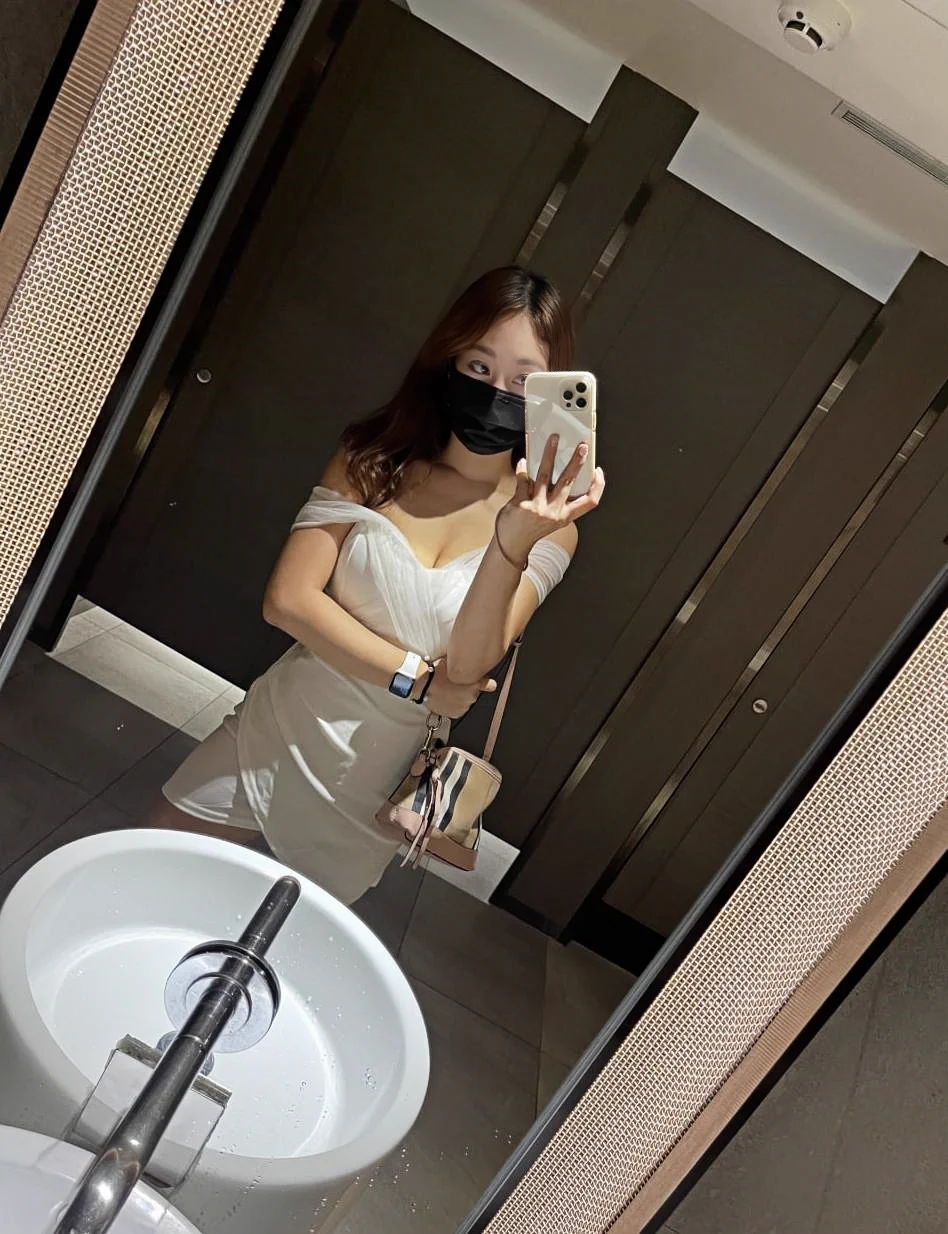 今天去约会一个弟弟，在电影院的卫生间里浅浅露出一下，提前释放一些内心的反差感，好刺激，很久没有做出这种举动了，今晚应该会是一个不眠夜了吧...... https://t.co/6xB9IBxeGN