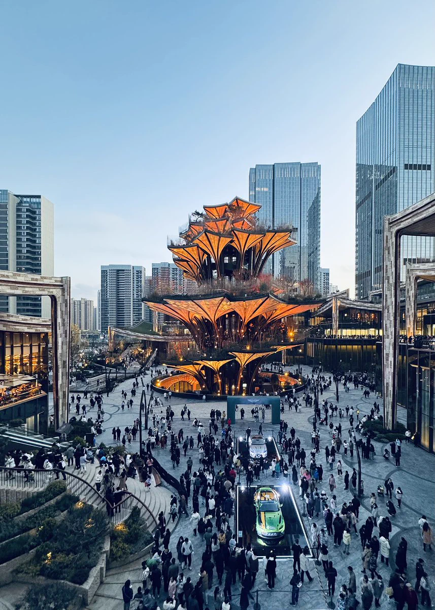 Check out Xi'an's new landmark - Xi'an Tree! 🌳 It is inspired by the thousand-year-old ginkgo tree at the Gu Guanyin Buddhist Temple (Ancient Guanyin Temple) in Xi'an. The structure rises to a height of 57 metres and features seven platforms that incorporate natural landscapes such as forested mountainsides 🌲 and highland moss 🌿, showcasing the diverse topography of Shaanxi Province. 🏞️#WindowtoUCLG