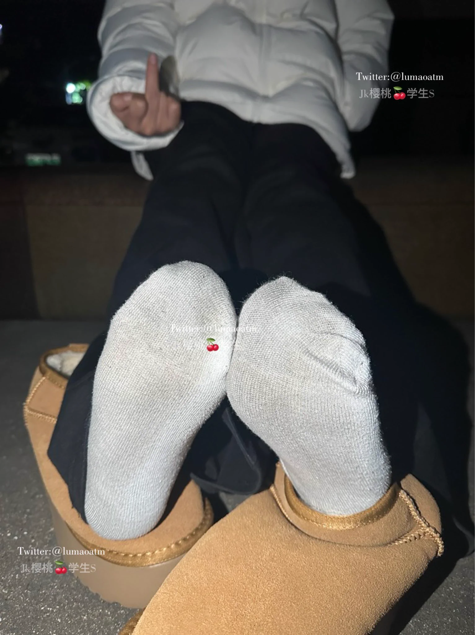 穿雪地靴太捂脚🦶🏻了，出了好多脚汗把棉袜都打湿了。@DaFoer_ @UeeTuip @Daguidiyi @UeeDok @Fojiangnice @UeeWhy https://t.co/O0RafiCGbP