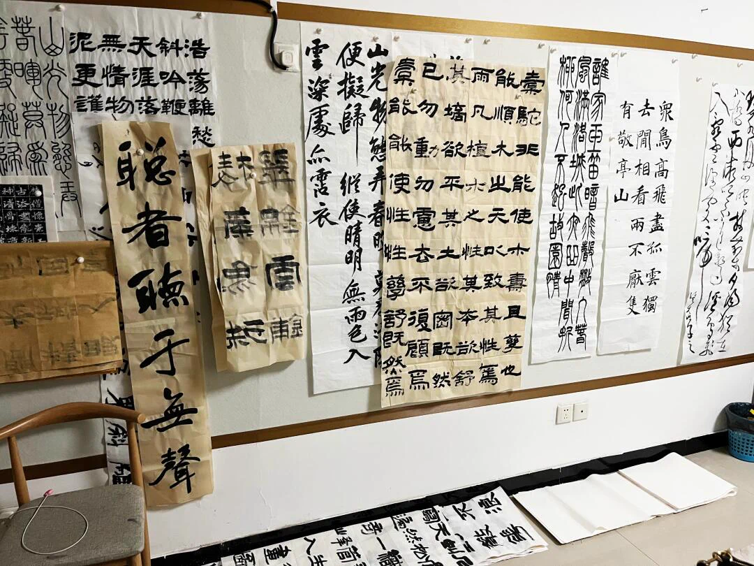 今天在家准备教学生写字，趁着他还没来，带着肛塞拍一张给你们看看先…全裸时候写字，才会有不枯竭的灵感，就像性爱一样，全身心的放纵才有最刺激的高潮…能理解这种艺术的私信！！ https://t.co/95ML2aR9nr