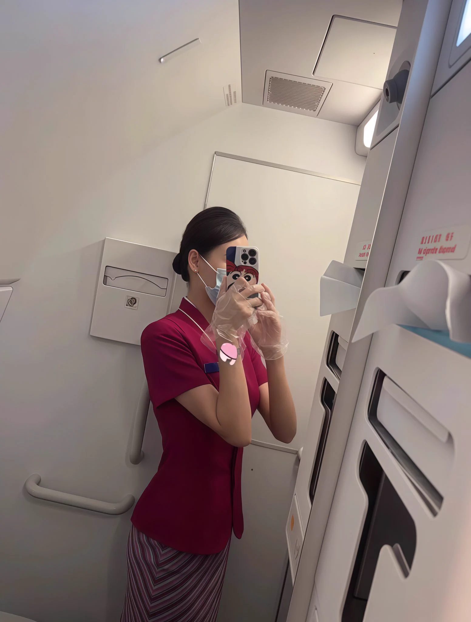 乘客们应该想不到，刚才给他们发晚饭的空姐，正在洗手间里脱了内裤拍照…而且正在期待晚上发生点什么～ https://t.co/clUdLeOe0v