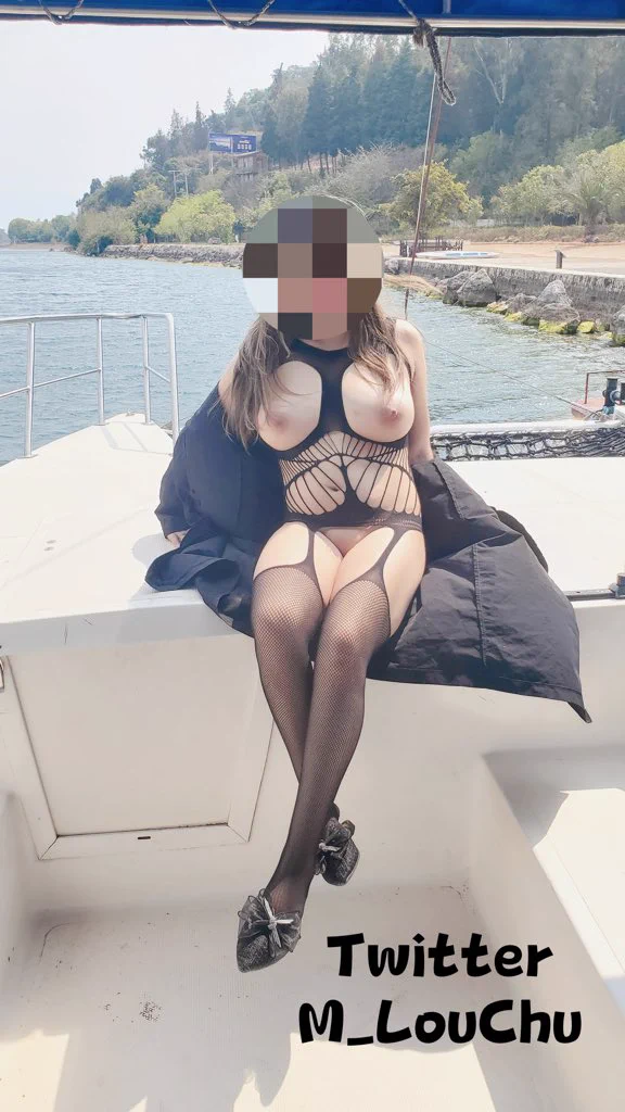 这公园居然有游艇耶，对于我这种露出狂来说怎么能错过？（亲们可以多多参与，多多点赞，多多评论哟，我会从活跃粉丝里不定时抽原味哟）投稿💌：@SexytoBaby@SexytoLady@SexytoDoll@SexytoGirl https://t.co/d6TKDTZhnr
