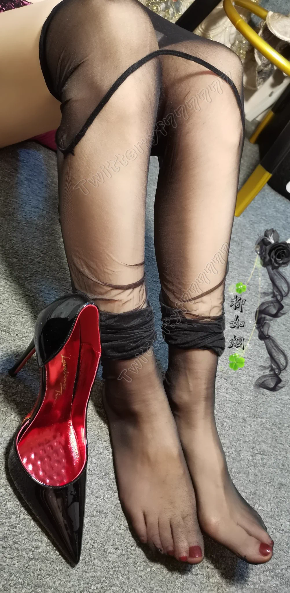 那薄如蝉翼的丝袜包裹着修长的双腿，仿佛带着一种神秘又迷人的诱惑，让人移不开眼呢，身着丝袜，丝丝缕缕间尽显优雅与性感，散发着难以抵挡的诱惑气息，丝袜顺着腿部的线条延展，像是给美增添了一层撩人的诱惑滤镜..... https://t.co/0hmRFBT1NQ