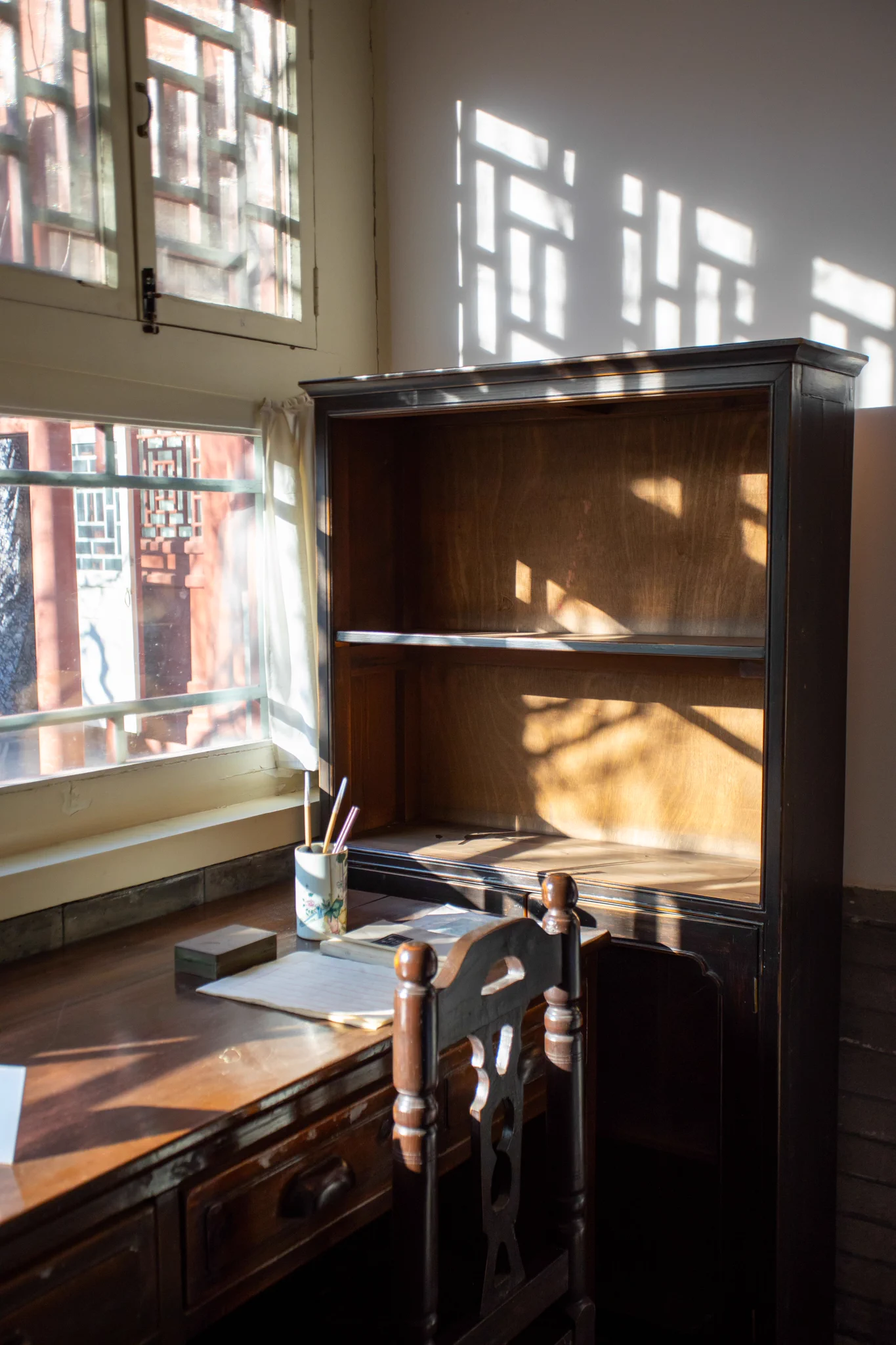 Li Dazhao's former residence, located in Wenhua #Hutong, Xicheng District, #Beijing, holds deep historical and cultural significance. The residence preserves traces of his life and historical relics, making it a key place to learn about his contributions and ideals. #VisitBeijing https://t.co/qFkjWQo9u1