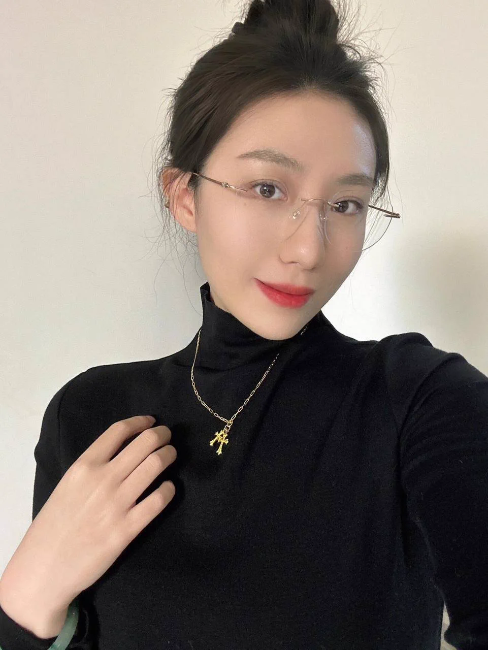丸子头一扎，瞬间感觉年轻了好几岁…但是身体不会说谎，姐姐的屁股算是成熟丰腴的吧～想把脸埋过来吗？这个周末有空… https://t.co/xxoTG9Nknq