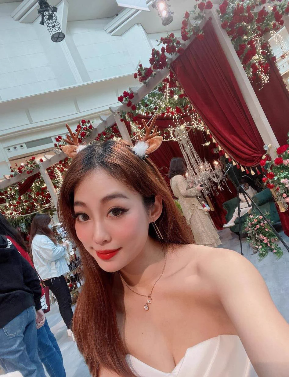 哎，花期过了，婚后带小孩几年，加上工作的繁琐和生活的一地鸡毛，素颜出境，着实不堪入目，我是觉得素颜更有诚意些，萝卜青菜各有所爱吧，不喜欢的绕道就好，如果有眼缘的话就聊聊，试着相互了解，前提是线下不干涉生活！我比较倾向于成熟稳重的已婚男士，同城或临近城市的打招呼我优先回复哦！ https://t.co/enUJJk5RBX