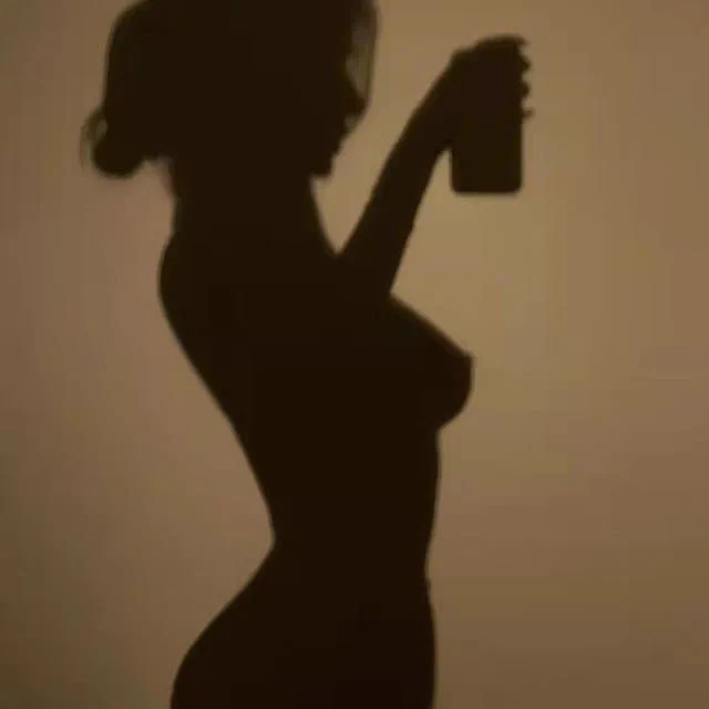 光与影的交错，总能带来意想不到的惊喜✨ 一个人的夜晚，躲在角落里玩影子游戏，享受这份独有的静谧时光。 猜猜我手里拿着什么？😜这暧昧的轮廓，是不是也让你感到一丝心动呢？🙈 https://t.co/ypTgCnYhLn