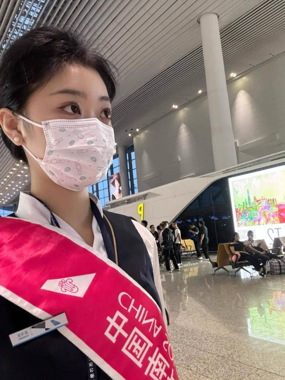 其实潜规则在地勤里也不少见，今天就被领导叫走了… 他们一边喝酒，一边要我脱光光，还要我用腰当托盘托着酒…洒一滴就要打我的屁股…小穴屁股就这样对着他们感觉好羞耻，但好像有一种被凌辱的刺激感…哎，也许女人就是很矛盾的吧～我觉得还是推特上温柔的人多，有没有温柔大叔？可以约哦… https://t.co/casuTCtJfv