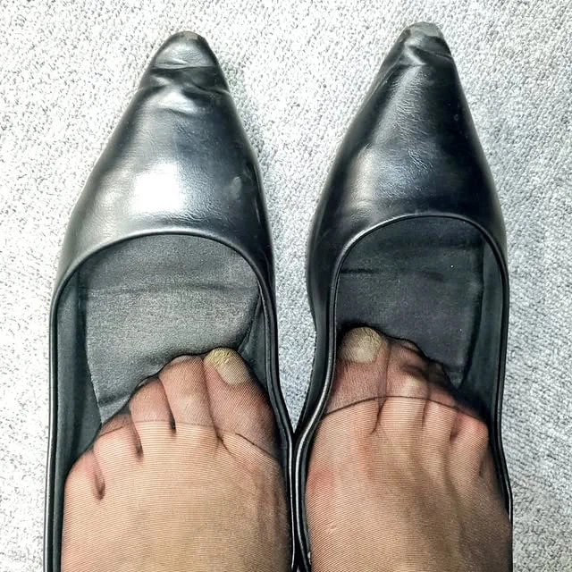 穿了一整天的絲襪，有誰想帶走用它打手槍。😝😝😝 https://t.co/izlNA6C5fI