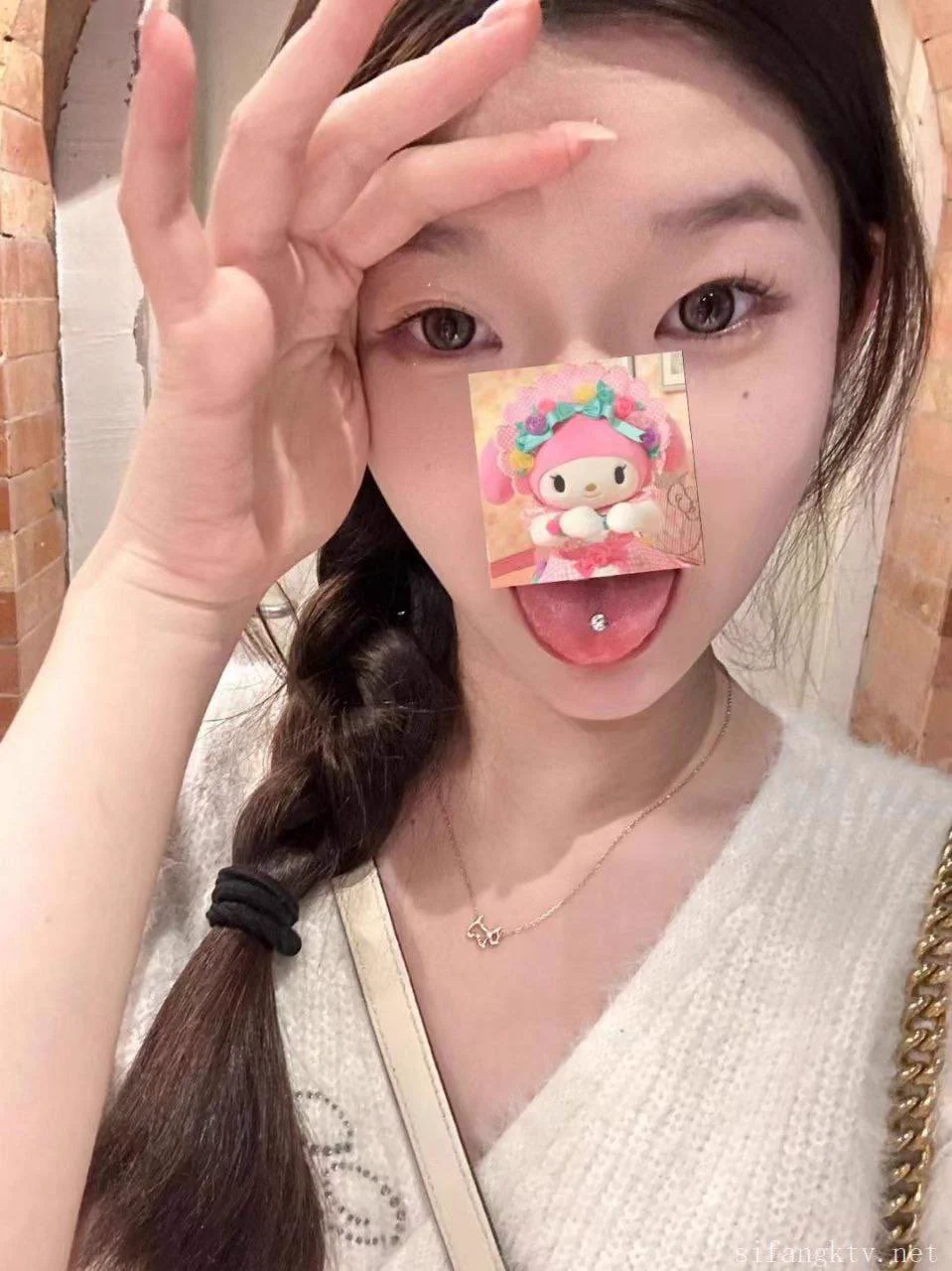 你的清纯女同桌其实是个喜欢玩炮机的女孩子捏，没想到人前清纯，看见鸡巴渴望的不行✋🔞因时长限制🔞☁️完整版已放主页进电报群观看☁️ https://t.co/i0kwmg9iNA