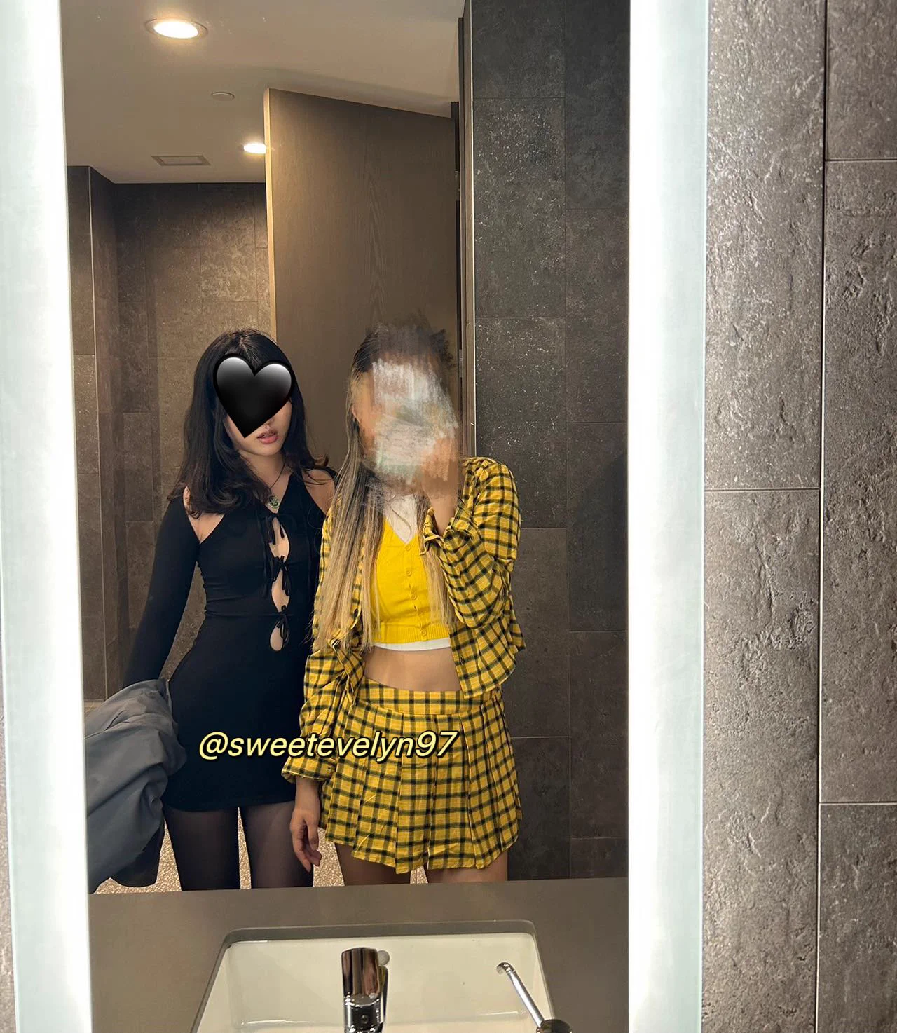 很喜欢女友这一套，每次跟她闺蜜出去都会被疯狂搭讪，拦都拦不住，每次都满载而归#母狗 #反差婊 #绿帽分享 #上贡女友 @007share @006share @wqganenshi_ @tbzt2024 https://t.co/H12lQpyOmS