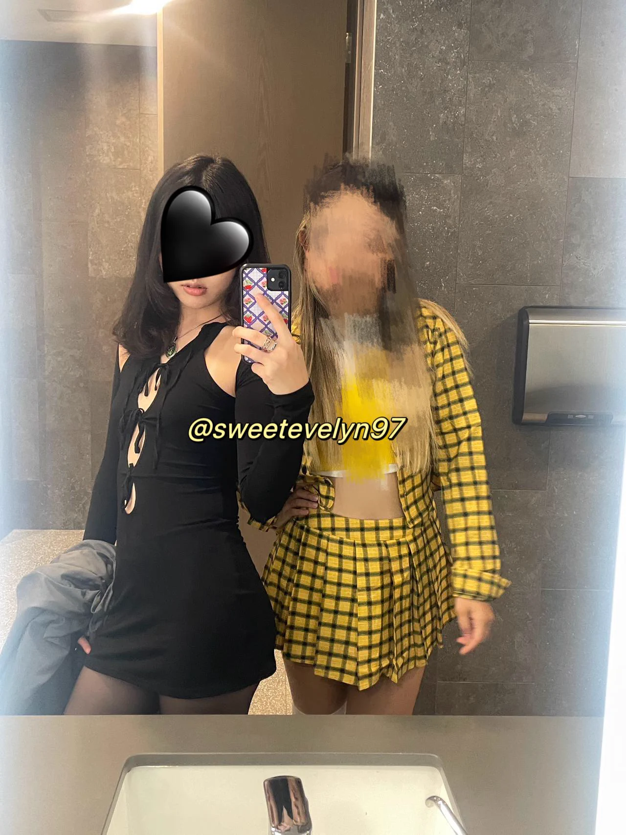 很喜欢女友这一套，每次跟她闺蜜出去都会被疯狂搭讪，拦都拦不住，每次都满载而归#母狗 #反差婊 #绿帽分享 #上贡女友 @007share @006share @wqganenshi_ @tbzt2024 https://t.co/H12lQpyOmS